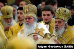 Митрополит так званої «Православної церкви Америки» Тихон і патріарх Сербський Іриней (зліва направо на першому плані) під час літургії в храмі Христа Спасителя в 10-у річницю інтронізації Московського патріарха Кирила. Москва, 1 лютого 2019 року