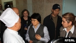 Убактылуу өкмөттүн төрайымы Роза Отунбаева Апрель окуясында жаракат алгандардан кабар алып жаткан учуру. 2010-жылдын 9-апрели. Бишкек шаары.