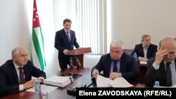 За кафедрой министр финансов и вице-премьер Джансух Нанба