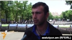 «Ո՛չ թալանին» նախաձեռնության անդամ Վաղինակ Շուշանյանը Բաղրամյան պողոտայի նստացույցի ժամանակ, 25-ը հունիսի, 2015թ.