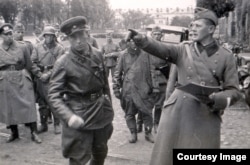 Командир 2-го батальйону 76-го моторизованого полку піхоти вермахту підполковник Ганс Ґеорґ Леммель (праворуч) і радянський офіцер під час передачі Брестської фортеці військам Червоної армії. 22 вересня 1939 року