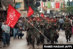 رژه نیروهای حزب‌الله لبنان در حومه جنوبی بیروت، چند هفته پس از توافق طائف