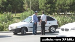 Ýol polisiýasy we ulag sürüjisi (Illýustrasiýa suraty)