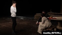 Репетиция вакытында, сулда режиссер Айдар Җаббаров