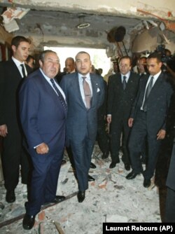 محمد ششم در محل انفجار انتحاری در مرکز یهودیان در سال ۲۰۰۳؛ این انفجار دو کشته بر جا گذاشت