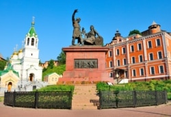 Копія пам'ятника Мініну й Пожарському в Нижньому Новгороді. Копію скульптури Івана Мартоса, уродженця міста Ічні (Чернігівщина), виконав Зураб Церетелі