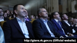 Павло Красноруцький і Сергій Аксенов на нагородженні переможців російського конкурсу «Студент року-2017»