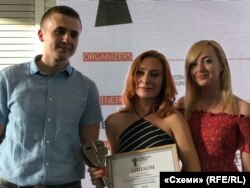 Зліва направо: журналісти «Схем» Михайло Ткач, Валерія Єгошина та редактор проекту Наталка Седлецька