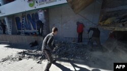 Активісти «Національного корпусу» розблокували центральний офіс «Сбербанку» на Володимирській в Києві, 28 березня 2017 року