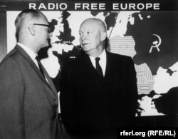 Колишній президент США Дуайт Ейзенгауер (праворуч) розмовляє з директором Радіо Вільна Європа Родні Смітом на тлі мапи, яка зображувала географію мовлення радіостанції. Фото початку 1960-х років