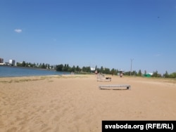 Пляж бязьлюдны... Але ў выходныя, як кажуць заўсёднікі пляжнага адпачынку на Грабёўскім возеры, народу — не праціснуцца