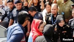 Нажиб Разактын аялы Росма Мансор полицияга суракка келген учур. 5-июнь, 2018-жыл.