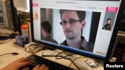 Монитор компьютера, на котором отображен снимок Эдварда Сноудена, бывшего сотрудника агентства национальной безопасности США.