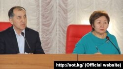 Экс-председатель Конституционной палаты Верховного суда Эркинбек Мамыров (слева) и отстраненная от должности главы Верховного суда Гульбара Калиева (справа).