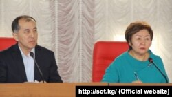 Конституциялык палатанын мурдагы төрагасы Эркинбек Мамыров (солдо) жана Жогорку соттун кызматынан убактылуу четтетилген төрайымы Гүлбара Калиева (оңдо).