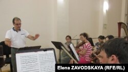 Дирижер оркестра Давид Терзян