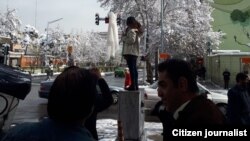 نرگس حسینی دومین دختری بود که بالای سکویی در خیابان انقلاب تهران به حجاب اجباری معترض شد