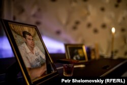 Фотография Константина Момота стоит на его любимом аквариуме