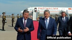 Президент Узбекистана Шавкат Мирзияев (слева) и президент Кыргызстана Алмазбек Атамбаев.