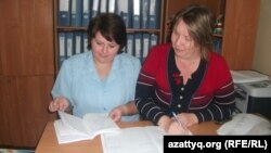Психологи алматинского городского реабилитационного центра для детей с ограниченными возможностями Лариса Голованова (слева) и Светлана Скачкова. Алматы, 9 июня 2014 года.
