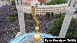 Мусульмане молятся у Центральной мечети во время празднования Курбан-айта в Санкт-Петербурге
