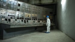 Мужчина смотрит на покрытый грибком пульт управления на Чернобыльской АЭС