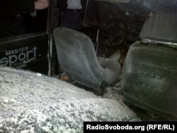 Одна из разбитых осколками от «Град» машин