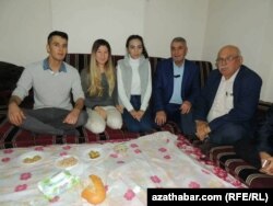 Ömruzak Omarkulyýew (iň çepde) 2018-nji ýylda Türkiýede türkmen talyplarynyň jemgyýetini döretdi.