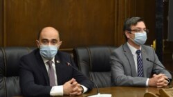 Руководитель фракции «Просвещенная Армения» Эдмон Марукян (слева) и секретарь фракции Геворк Горгисян