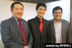 Солдон оңго карай: Султан Жумагулов ("Азаттыктын" Бишкектеги кеңсесинин жетекчиси), Уланбек Эгизбаев, Шайырбек Эркин уулу ("Азаттык" сайтынын улук редактору)
