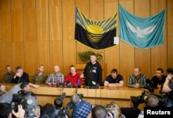 Встреча с журналистами самопровозглашенного мэра Славянска Вячеслава Пономарева, вместе с наблюдателями ОБСЕ. 27 апреля