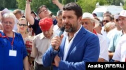 Олександр Ющенко (в центрі)