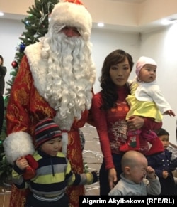 Бактыгүл балдары менен майрамдык иш-чарада.