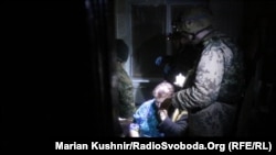 Медики ПДМШ надають першу медичну допомогу літній жінці пораненій під час артилерійського обстрілу Авдіївки, 3 лютого 2017 року