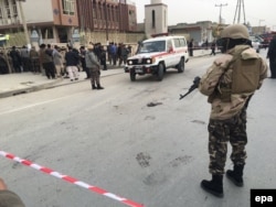 Ооган өкмөтүнүн жоокери талиптер ирегесинде жардырган жамы мечиттин жанында күзөттө турат. Кабул шаары. 2016-жылдын 21-ноябры.