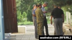 Häkimiýetler hökümetiň alyp barýan syýasaty barada tankydy garaýyşlaryny paýlaşýan raýatlary anyklamak çärelerini güýçlendirýärler.