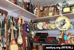 Ою-өрнек салынған ұлттық бұйымдарды ағаштан, теріден, киізден, былғарыдан, асыл тастар мен бағалы металдардан және өзге материалдардан дайындайды. Алматы, 16 маусым 2016 жыл.