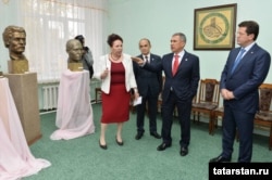 Миңнеханов милли үзәк белән таныша