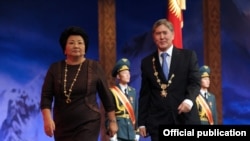 Атамбаев ант бергенден кийин Роза Отунбаевадан президенттик милдетти өткөрүп алууда. 1-декабрь, 2011-жыл