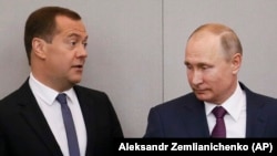 Орусиянын өкмөт башчысы Дмитрий Медведев менен орус президенти Владимир Путин.