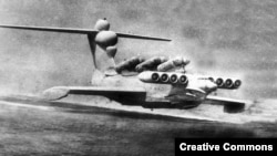 Советский экраноплан «Лунь», оснащенный шестью ракетными пусковыми установками, во время испытаний в Каспийском море