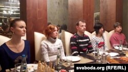 Дачка і жонка Генадзя Якавіцкага Аляксандра і Натальля, сястра Сяргея Хмялеўскага Наста Пальчэўская з мужам, Любоў Кавалёва (зьлева направа)