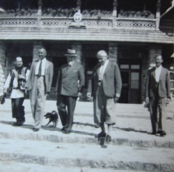 На фото Петро Шекерик-Доників, невідомий, Яків Невестюк, Станіслав Вінценз та Михайло Поздановський біля приміщення Рільничої школи у Жаб’ю