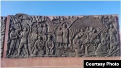 Правая часть барельефа, посвященному 1916 году (фото автора)