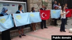 Кырымтатар үзәгенең яшьләр бүлеге Әнкарада Русия илчелеге каршында кырымтатарларны яклап протест чарасы уздыра