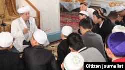 Имам балаларға уағыз айтып отыр. Жүктеген адам: Тұрлыбек Амантайұлы. (Көрнекі сурет)