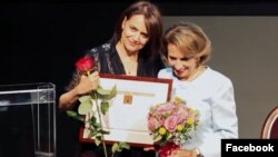 شهلا شفیق و فرزانه میلانی در مراسم اهدای لوح زن برگزیده سال