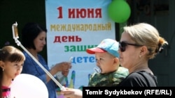 Бала көтөргөн аял. Бишкек.