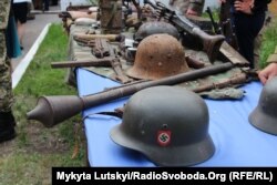 Нацгвардейцы перезахоронили останки воинов Второй мировой войны в селе Маяки под Славянском, 8 мая 2018 года