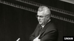 Інавгурація Президента України Леоніда Кравчука. Леонід Кравчук на засіданні Верховної Ради України приймає присягу Президента України, Київ, 5 грудня 1991 року